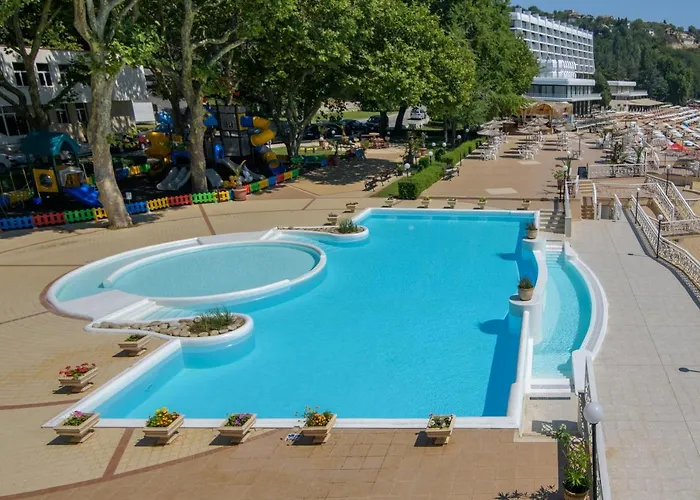 Marina Hotel, Sunny Day Отель