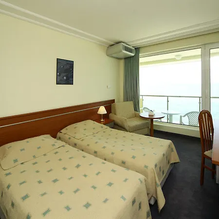 Marina Hotel, Sunny Day 호텔