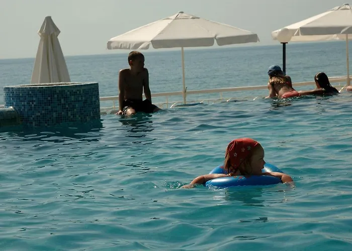 Marina Hotel, Sunny Day Warna