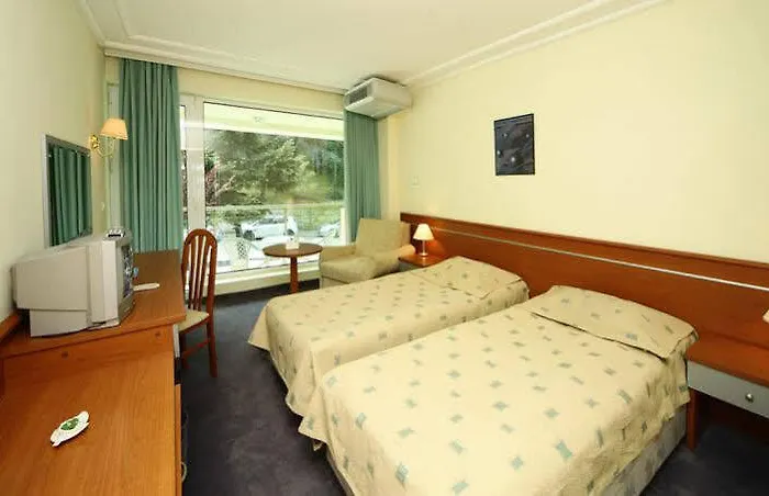 Marina Hotel, Sunny Day Warna